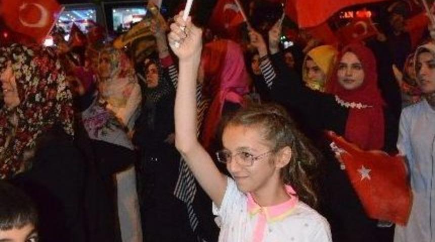 Demokrasi N&ouml;beti Tutan K&uuml;&ccedil;&uuml;k &Ccedil;ocuklar &ldquo;vatan, Millet İ&ccedil;in Şehit Olmaya Geldik&rdquo;