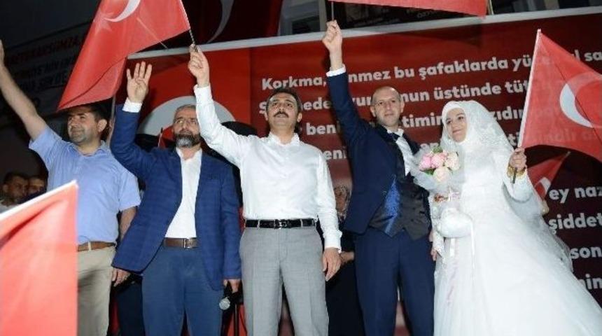 Gelin Damat Demokrasi N&ouml;betinde