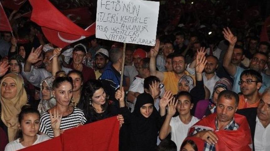 Gelin Ve Damat Demokrasi N&ouml;betine Katıldı