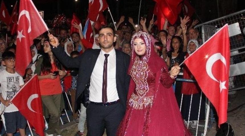 Mersin&rsquo;de D&uuml;ğ&uuml;nden &Ccedil;ıkan Gelin Ve Damat Demokrasi N&ouml;betine Geldi