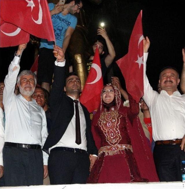 Mersin’de Düğünden Çıkan Gelin Ve Damat Demokrasi Nöbetine Geldi