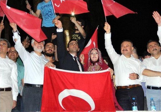 Mersin’de Düğünden Çıkan Gelin Ve Damat Demokrasi Nöbetine Geldi