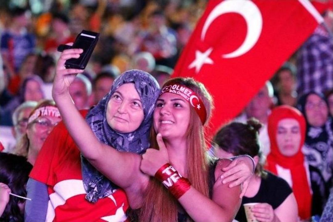 Antalya&rsquo;da Demokrasi N&ouml;beti Devam Ediyor