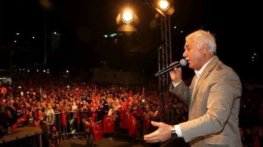 Prof. Dr. Nihat Hatioğlu Ve İlahiyat&ccedil;ı &Ouml;mer D&ouml;ngeloğlu, Vatan Caddesi&rsquo;nde Demokrasi N&ouml;beti Tutan Vatandaşlara Hitap Etti.