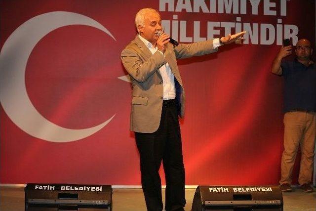 Prof. Dr. Nihat Hatioğlu Ve İlahiyatçı Ömer Döngeloğlu, Vatan Caddesi’nde Demokrasi Nöbeti Tutan Vatandaşlara Hitap Etti.