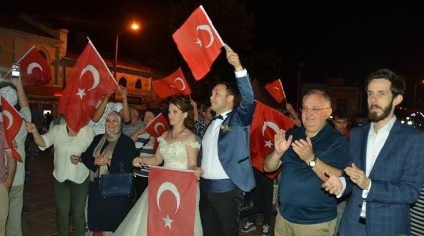 D&uuml;ğ&uuml;nden &Ccedil;ıkıp Demokrasi N&ouml;betine Gittiler