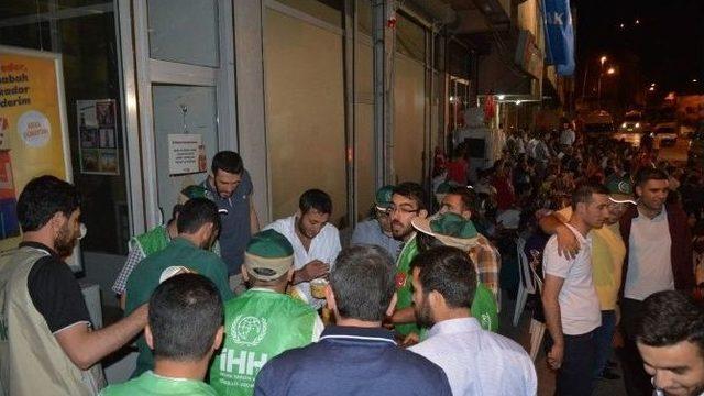 Bitlis İhh’dan Darbe Teşebbüsüne Karşı Duran Halka Etli Nohutlu Pilav İkramı