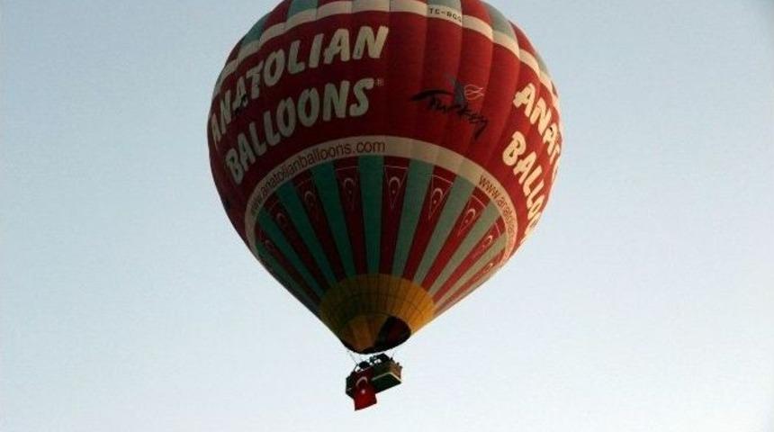 Kapadokya&rsquo;da Balonlar T&uuml;rk Bayrakları İle Havalandı
