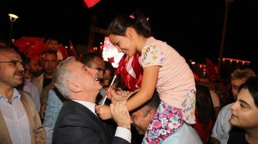 Vali Kam&ccedil;ı, Demokrasi N&ouml;betinin 9&rsquo;uncu G&uuml;n&uuml;nde Vatandaşlarla Beraber