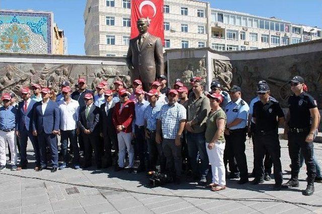 Basında Sansürün Kaldırılışının 108. Yıl Dönümü Polislerle Birlikte Kutlandı