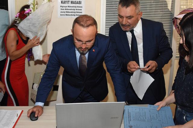 ÇOMÜ'de ilk kaydı AK Parti'li Bülent Turan yaptı