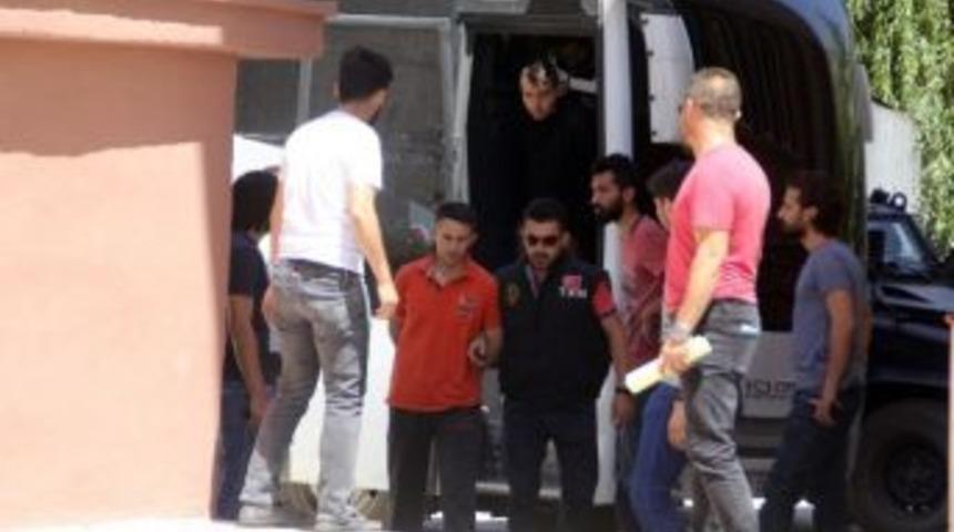 Hakkari&rsquo;de 6 R&uuml;tbeli Asker Tutuklandı