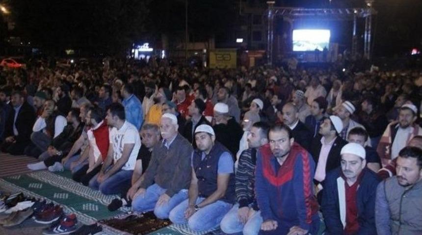 D&uuml;zceliler Sabah Namazını Anıtpark&rsquo;ta Kıldı