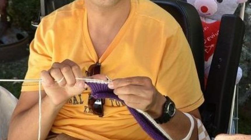 Yürüme Engelli Samet Ördüğü Ürünleri Satarak Annesine Yardımcı Oluyor