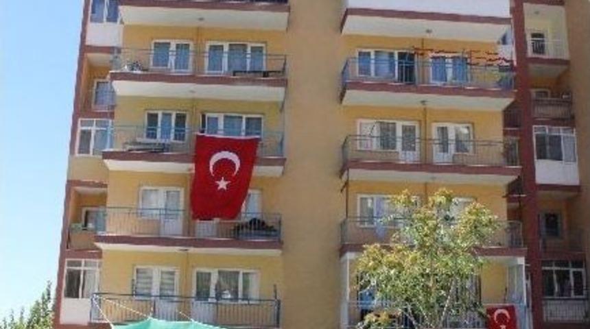 Şehidin Baba Ocağına T&uuml;rk Bayrakları Asıldı