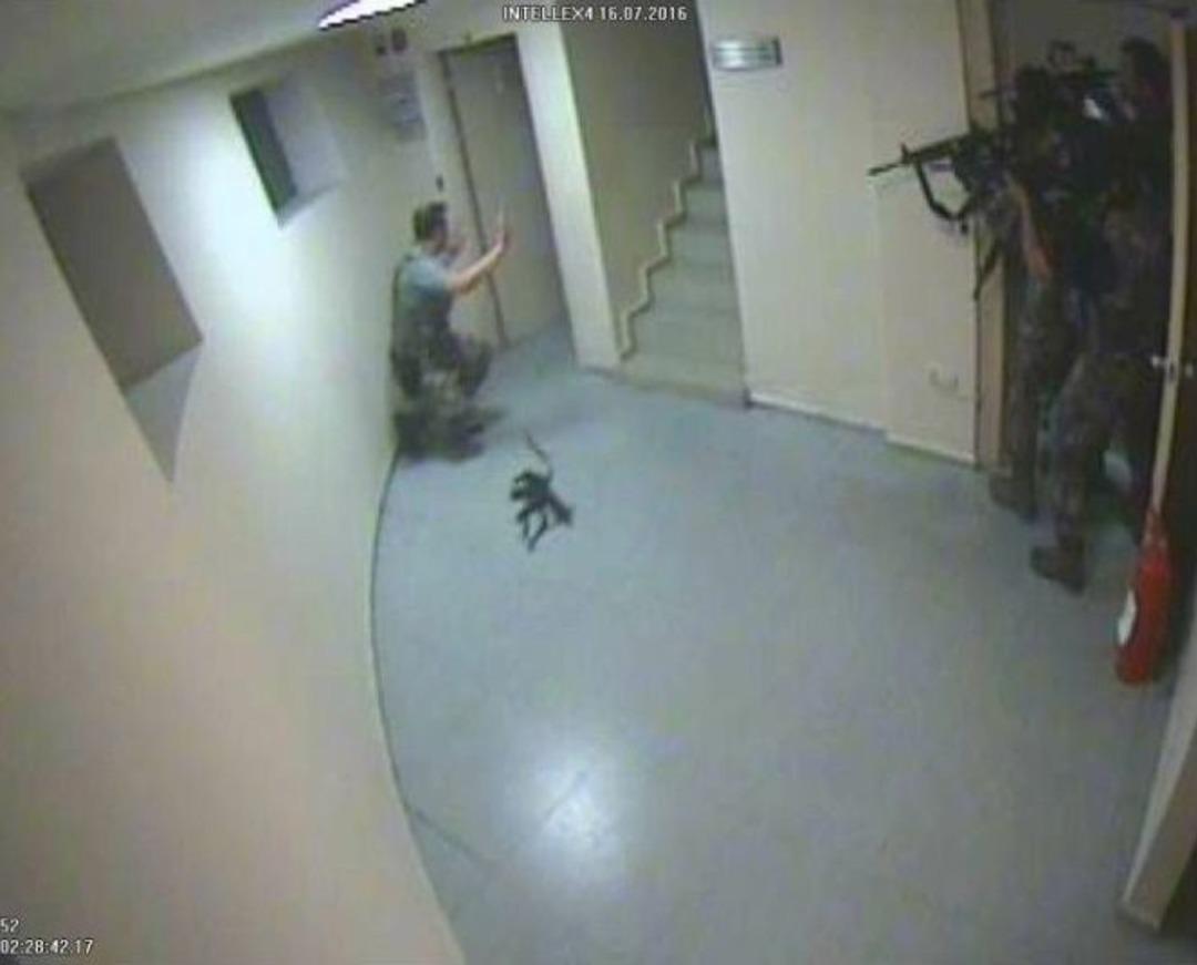 Atat&uuml;rk Havalimanı Kulesinde Polisin Darbecilere Operasyonu Kamerada