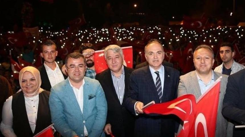 Bilim Sanayi Ve Teknoloji Bakanı &Ouml;zl&uuml;, D&uuml;zce&rsquo;de Demokrasi N&ouml;betine Katıldı