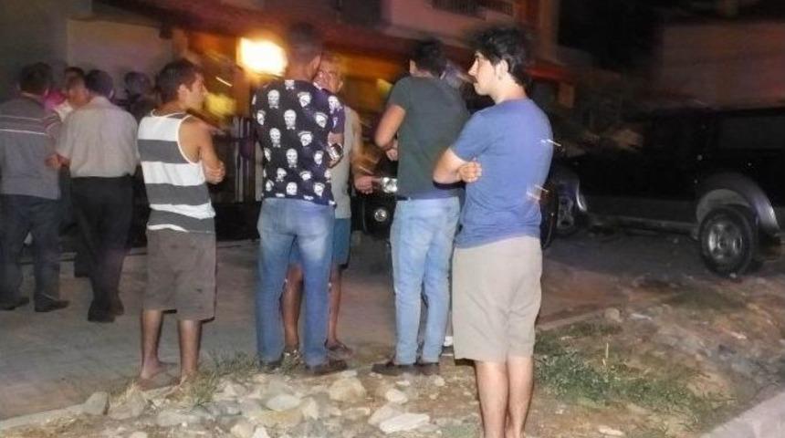 Burhaniye&rsquo;de Yoldan &Ccedil;ıkan Otomobil İki Araca &Ccedil;arptı