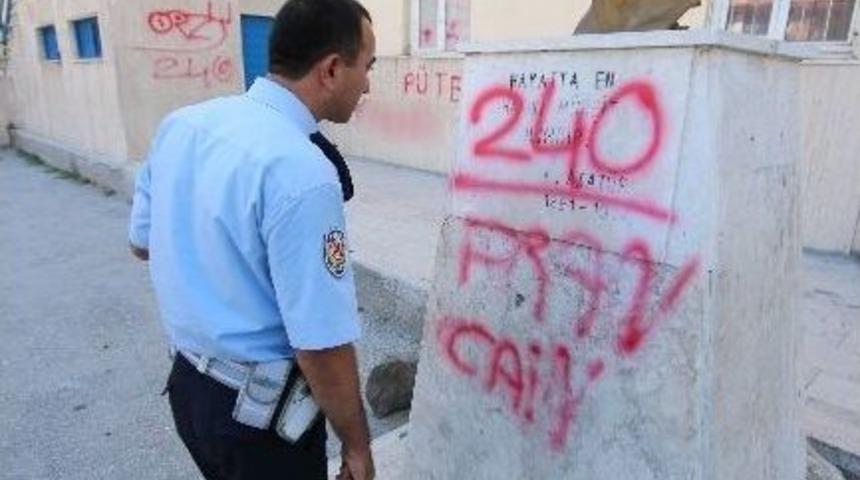 Okuldaki Atat&uuml;rk B&uuml;st&uuml; Ve Duvarlara Yazı Yazan 2 Kişi Yakalandı