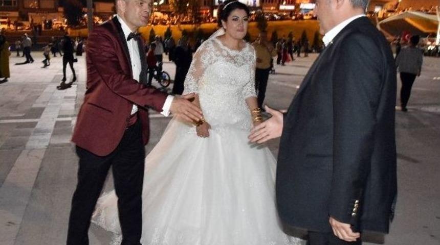 Teğmen Damat Eşi İle Birlikte Demokrasi N&ouml;betine Katıldı