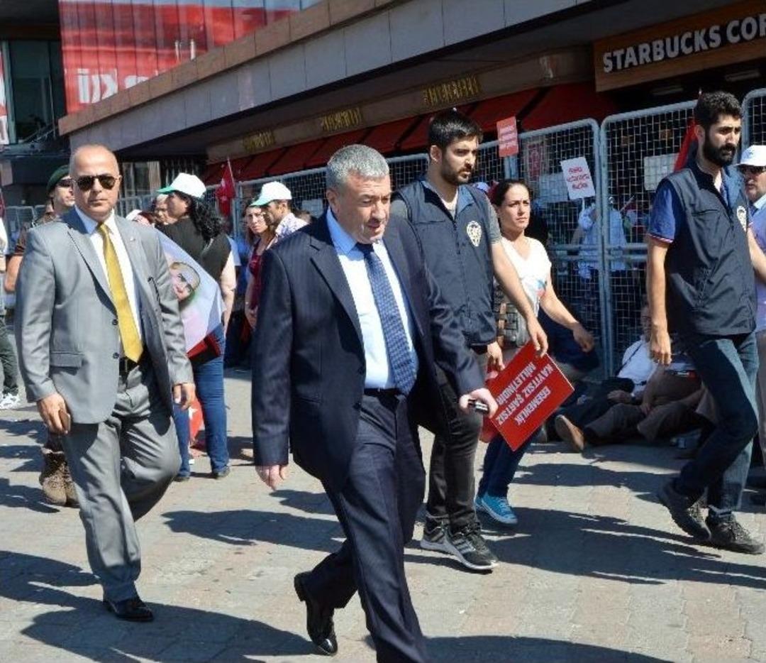 Taksim&rsquo;deki &rsquo;cumhuriyet Ve Demokrasi Mitingi&rsquo;ne Vatandaşlar Akın Etti