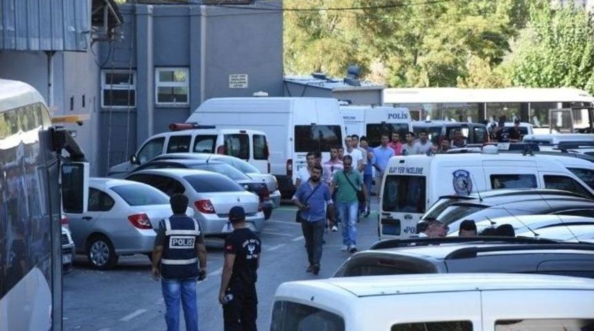 201 Asker 16 Otob&uuml;sle Emniyete Getirildi