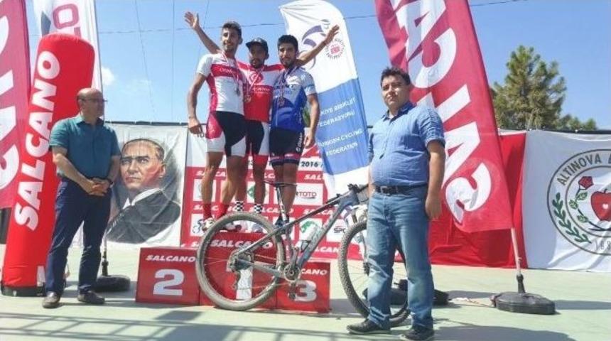 Bisiklet&ccedil;iler Kıyasıya Yarıştı