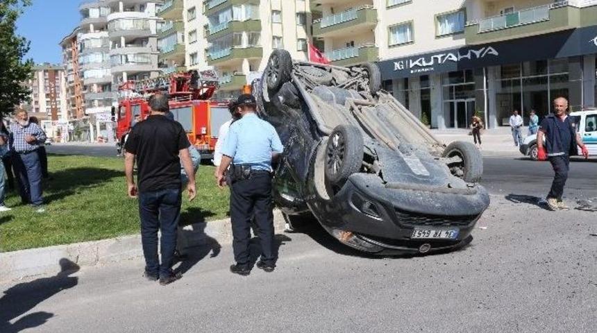 Otomobiller Kafa Kafaya &Ccedil;arpıştı: 6 Yaralı