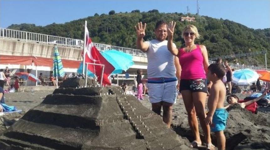 Kumdan Kale Yapıp Fet&ouml; Liderinin Maketini Astılar