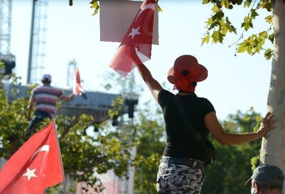 Taksim&rsquo;de &rsquo;cumhuriyet Ve Demokrasi&rsquo; Mitingi
