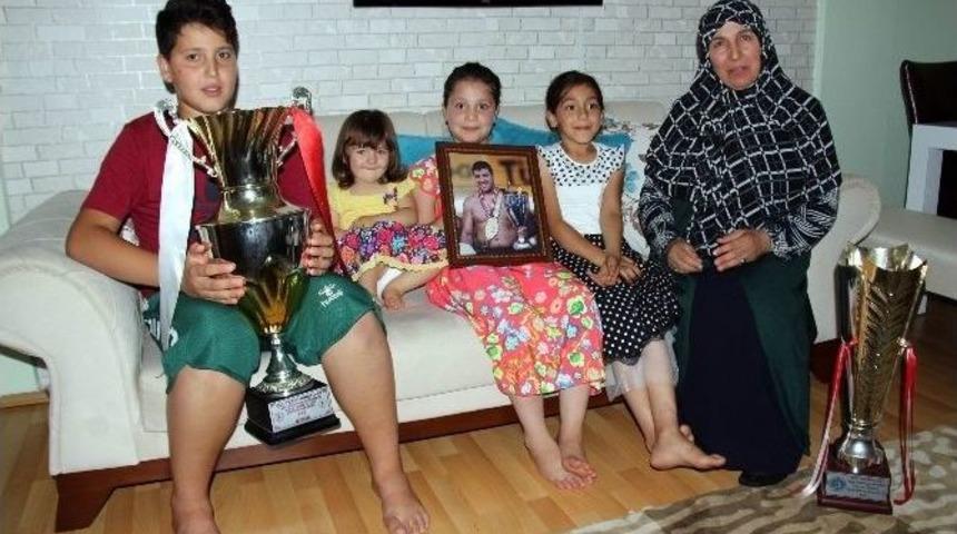 Başpehlivan Recep Kara&rsquo;nın Ailesinin Galibiyet Gururu