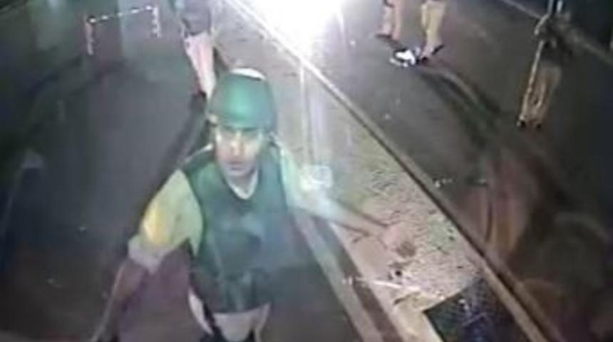 Darbeyi Engellemek İ&ccedil;in Donanma Kapısını Kapatan S&uuml;r&uuml;c&uuml;n&uuml;n Başına Silah Dayadılar