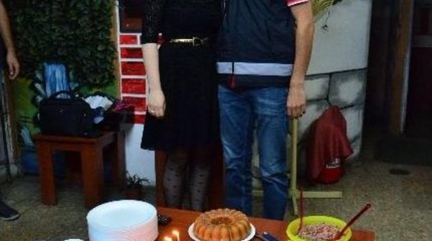 Demokrasi N&ouml;betinde G&ouml;revli Polise Eşinden Doğum G&uuml;n&uuml; S&uuml;rprizi