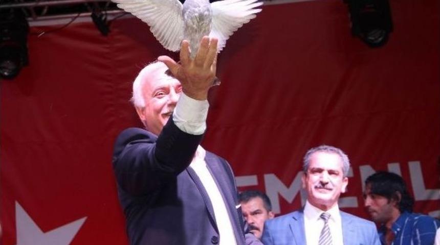 &Uuml;nl&uuml; İlahiyat&ccedil;ı Nihat Hatipoğlu Diyarbakır&rsquo;da Demokrasi N&ouml;betine Katıldı