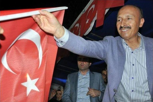 Ak Parti İl Başkanı Selim Temurci, Sultangazi’de Demokrasi Nöbeti Tutanlarla Buluştu