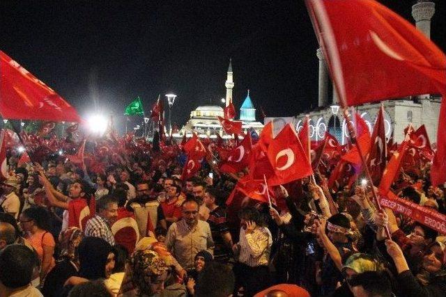 Bakan Çavuşoğlu, Konya’da Demokrasi Nöbetine Katıldı