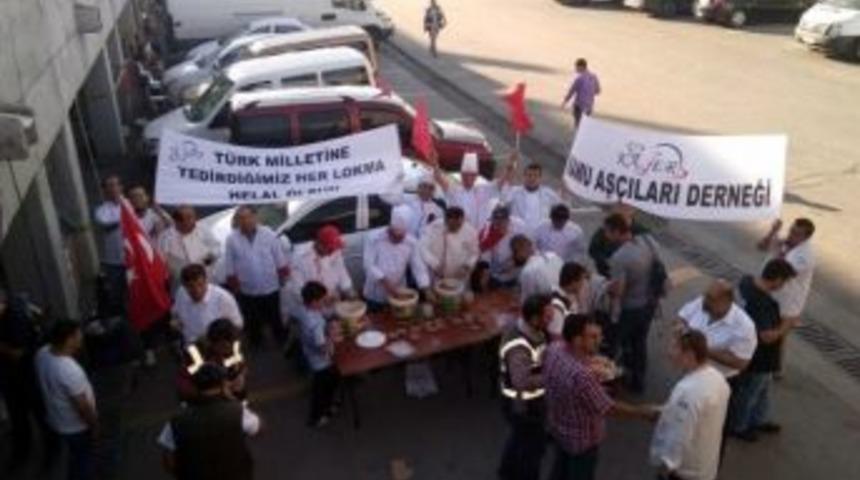 Kamu Aş&ccedil;ıları Derneği Şehitler İ&ccedil;in Helva Dağıttı