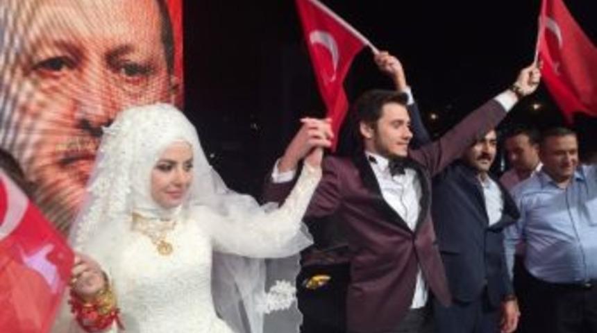 Nikah Masasından Kalkıp Demokrasi N&ouml;betine Katıldılar