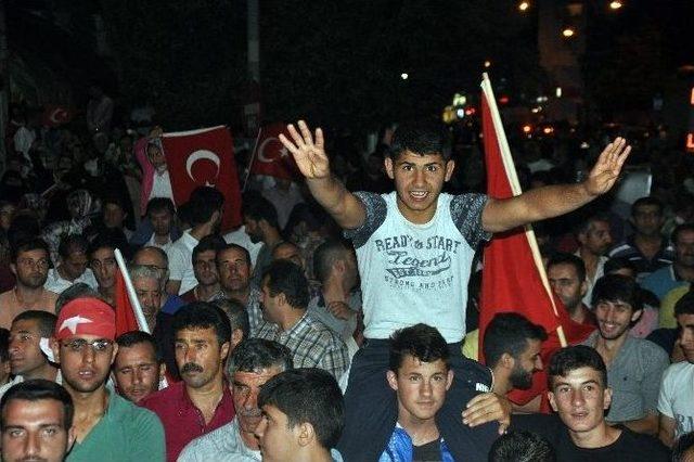 Aktaş, Cumhurbaşkanı İçin Yazdığı Türküyü Seslendirdi