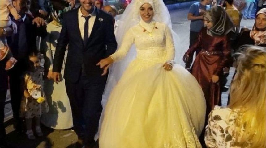 &Ccedil;ayeli&rsquo;nde Gelinle Damat Demokrasi N&ouml;betine Katıldı