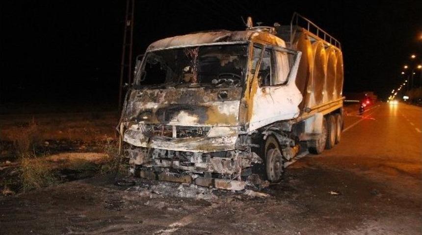 Karaman&rsquo;da S&uuml;t Kamyonu Yanarak Kullanılamaz Hale Geldi