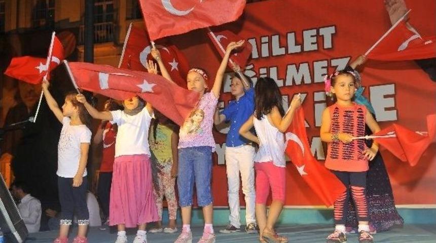 Demokrasi Nöbetine Minikler De Katıldı