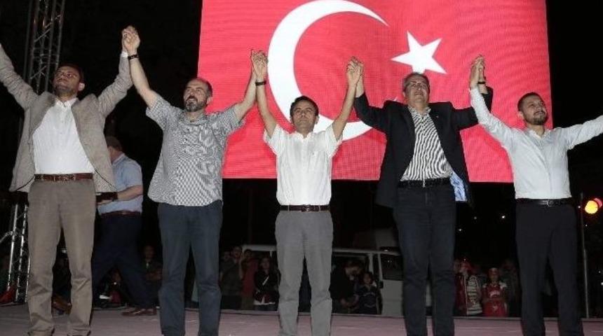 Demokrasi N&ouml;beti B&uuml;y&uuml;k Coşku İle 10. G&uuml;ne Girdi