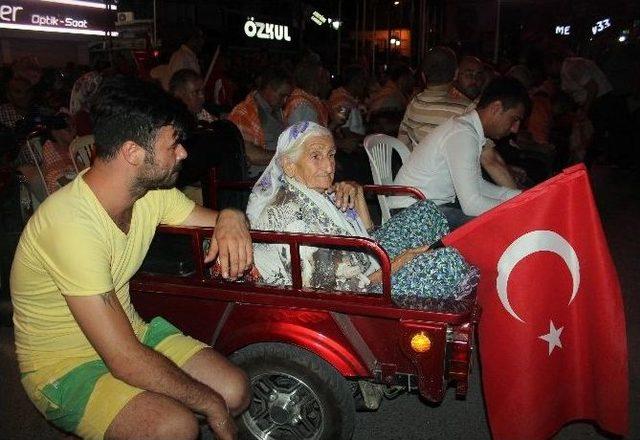 100 Yaşındaki Feriha Nine Demokrasi Nöbetinde