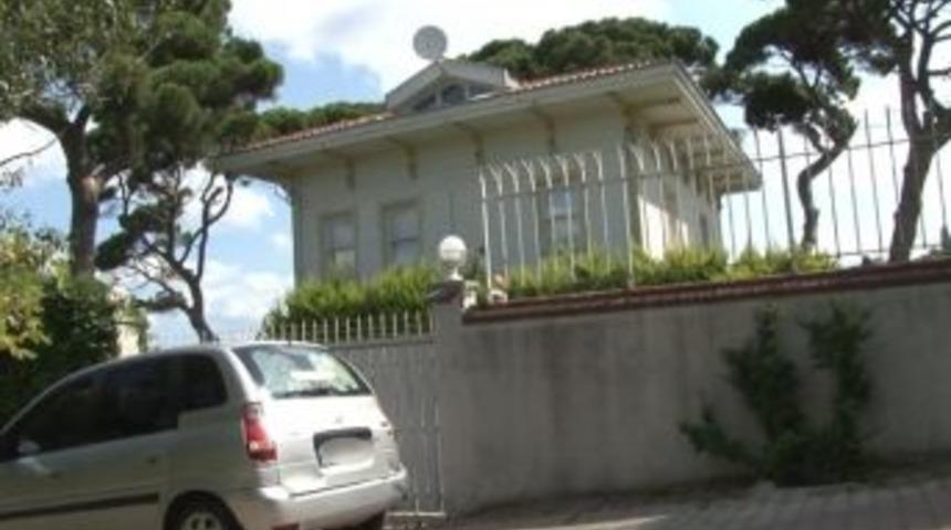 Nazlı Ilıcak’ın Evinde Sessizlik Hakim