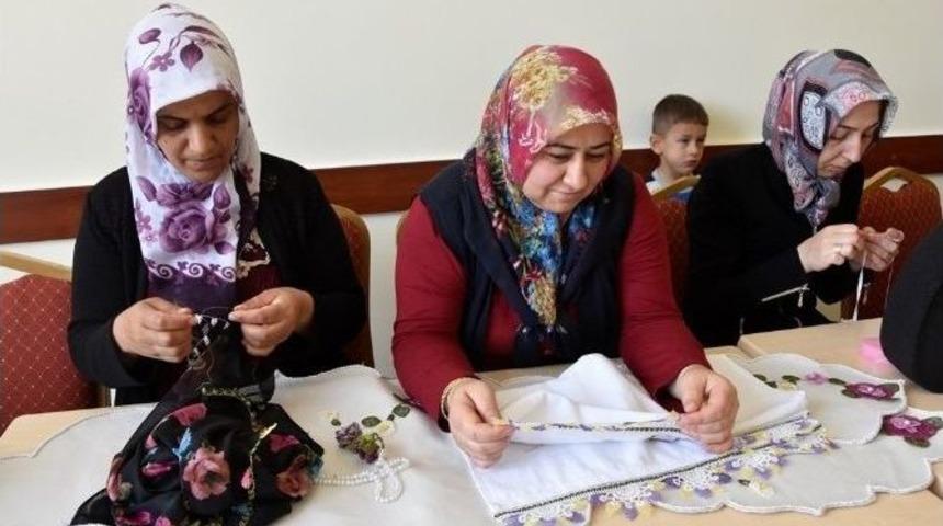 Kocasinan Belediyesi Ev Kadınlar İçin İğne Oyası Kursu Açtı