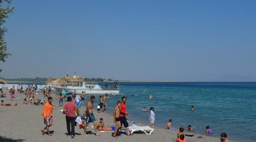 Sıcaktan Bunalanlar Van G&ouml;l&uuml;&rsquo;ne Akın Etti