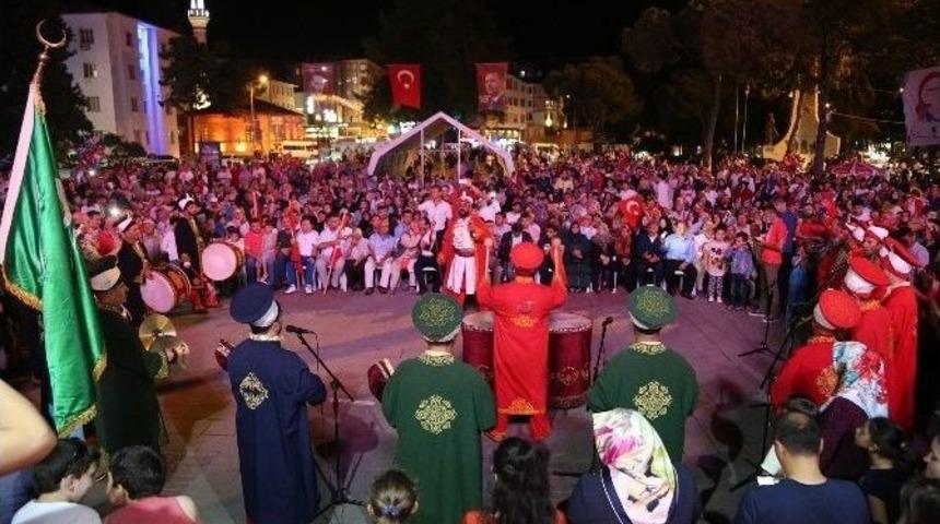 &Uuml;nye, Demokrasiye Sahip &Ccedil;ıkmaya Devam Ediyor