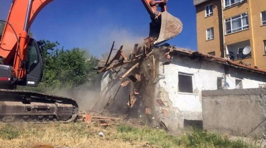 Pursaklar&rsquo;da Metruk Binalar Yıkılıyor