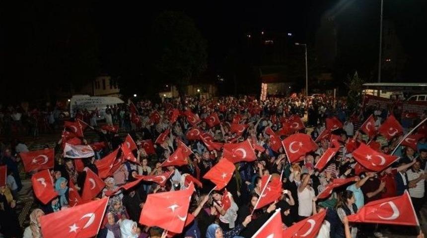 Bilecikliler Demokrasi N&ouml;betini S&uuml;rd&uuml;r&uuml;yor